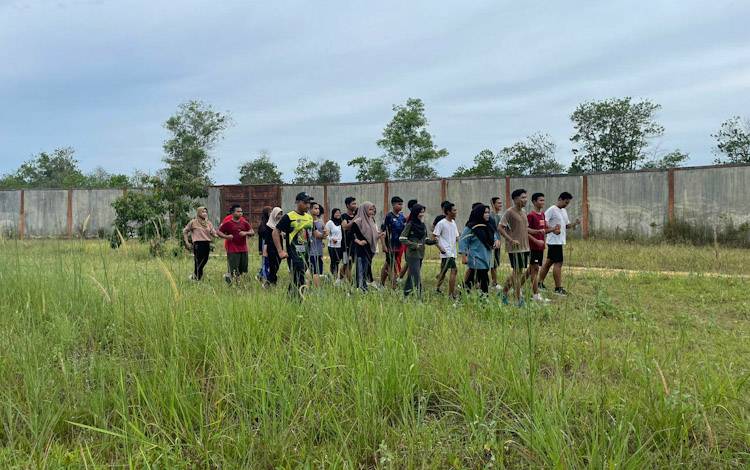 Atlet Porprov Kobar Berlatih di Lintasan yang Ditumbuhi Rumput