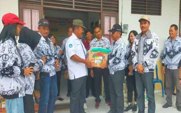 Disdik Kapuas dan PGRI Salurkan Bantuan Banjir di Kapuas Tengah