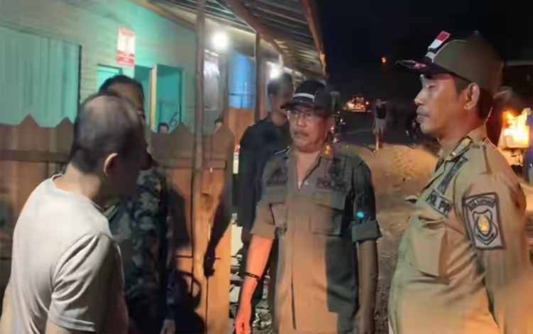Kepala Satpol PP dan Damkar Kapuas, Syahripin saat pimpin kegiatan patroli cipta kondisi di wilayah setempat, tadi malam. (FOTO: IST)
