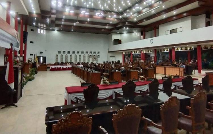 Ruang rapat paripurna DPRD Palangka Raya sebelum acara dimulai. (FOTO: HENDRI)