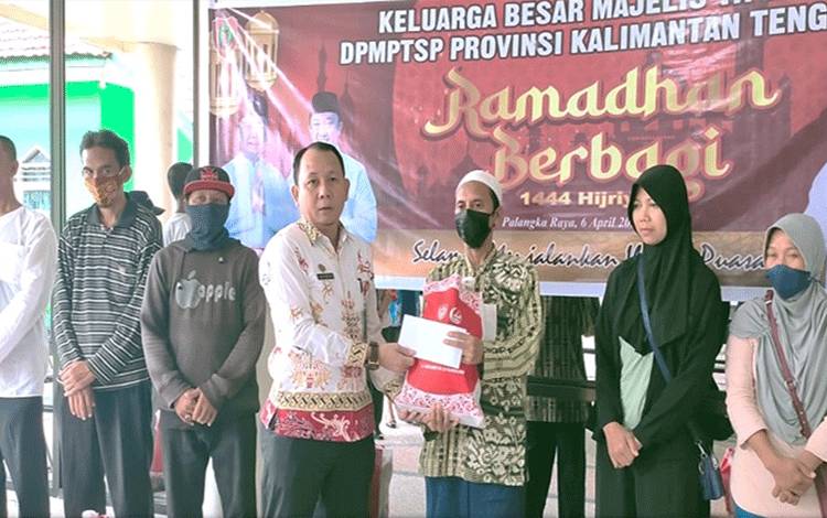 DPMPTSP Kalteng Berbagi Berkah Bersama Kaum Dhuafa