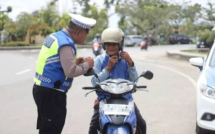 Satlantas Polres Kapuas Ingatkan Pengendara Klik Helm Demi Keselamatan di Jalan