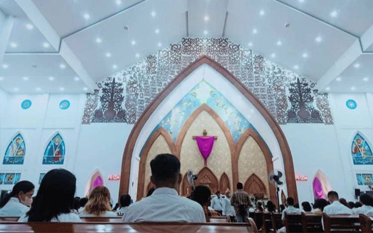 Umat Katolik Palangka Raya Ikuti Misa Kamis Putih Jelang Paskah