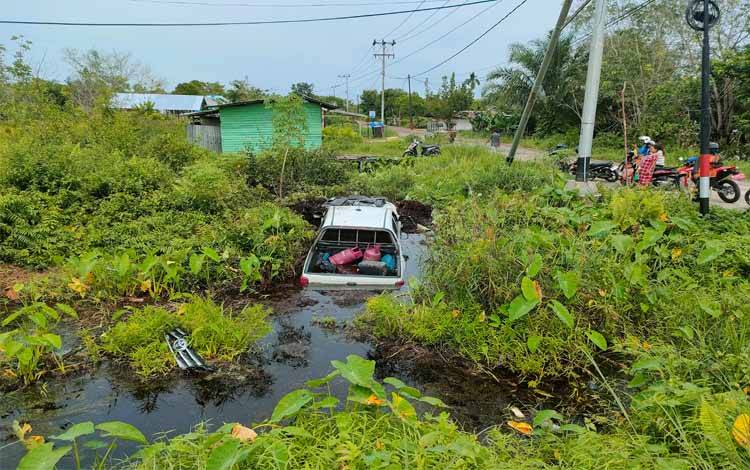 Diduga Mengantuk, Triton Masuk Parit di Jalan G Obos