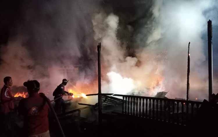 Petugas Damkar Kobar saat melakukan padamkan rumah terbakar di Desa Terantang. (FOTO : Damkar Kobar)