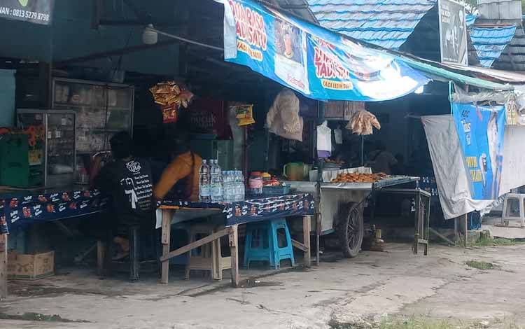Pedagang makanan berjualan secara terbuka saat bulan Ramadan di salah satu sudut Taman Kota Sampit. (FOTO: DEWIP)