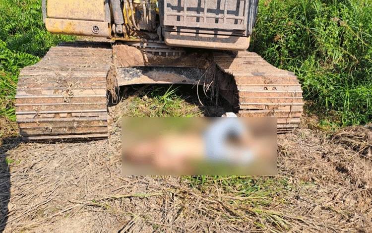 Jenazah seorang operator excavator yang diduga dibunuh. (FOTO: IST)