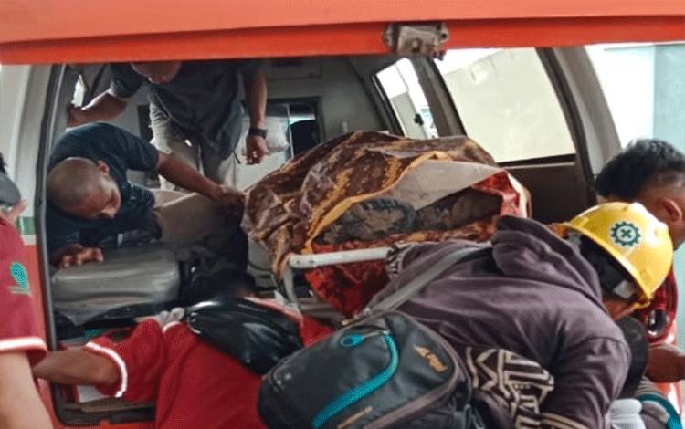Jenazah operator excavator saat dievakuasi kedalam mobil ambulans. (FOTO: IST)