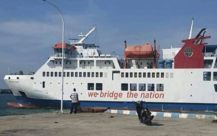 KMP Drajat Paciran ketika sandar di Pelabuhan Bahaur