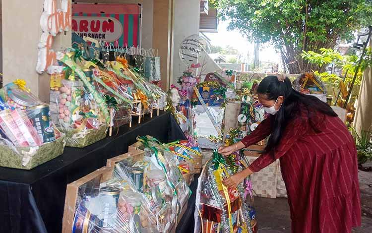 Pemilik usaha Rumah Parsel, Nurina mengecek parsel di Tokonya, Jumat, 7 April 2023. (FOTO: DEWIP)