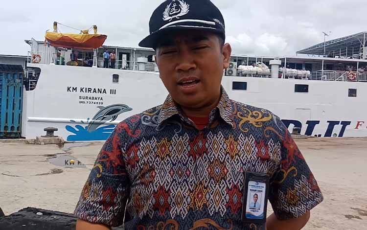 Manager Cabang DLU Sampit, Hendrik Sugiharto memantau keberangkatan KM Kirana III di Pelabuhan Sampit, Jumat, 7 April 2023. (FOTO: DEWIP)