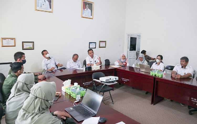 Plt. Kepala Disbun Kalteng, Rizky R. Badjuri saat berdiskusi dengan Kepala BPS Provinsi Kalteng di Ruang Rapat Kadisbun Provinsi Kalteng. (FOTO: IST)