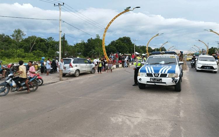 Ngebut di Jalur Terowongan Nur Mentaya Sampit, Dua Pemuda Tabrak Mobil