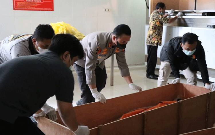 Dua Jenazah Warga Lampung Korban Pembunuhan Dukun Pengganda Uang Diserahkan ke Keluarga