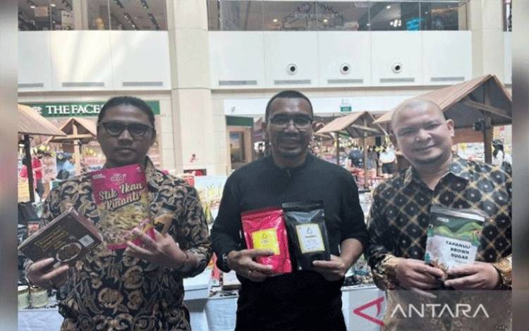 Staf Khusus Kementerian BUMN Arya Sinulingga (tengah) bersama Owner Arabika Kopi Sipirok (AKS) Sholi Pohan (kanan) di Trade Mission Singapore 2023 di Westt Mall Singapore (ANTARA/HO)