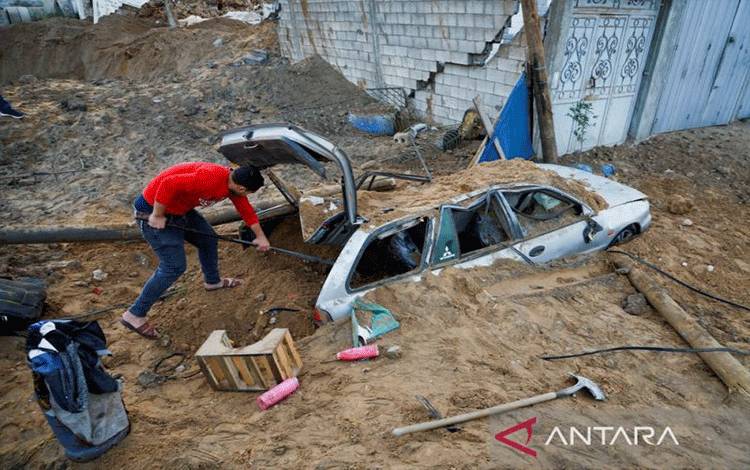Seorang warga Palestina memeriksa mobil yang rusak setelah serangan udara Israel di Kota Gaza (7/4/2023). Pasukan penjaga perdamaian Perserikatan Bangsa-Bangsa (PBB) di Lebanon memperingatkan konflik bakal meluas setelah Israel melakukan serangan udara di Lebanon dan Jalur Gaza. ANTARA FOTO/REUTERS/Mohammed Salem/tom.