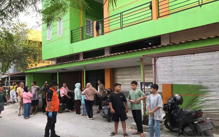 Personel Polsek Sunggal, Polrestabes Medan melakukan olah TKP kasus penikaman seorang mahasiswi Polmed Bunga Lestari (19) tewas ditikam OTK di kamar kos di Jalan Sipirok, Medan. ((ANTARA/HO-Istimewa))