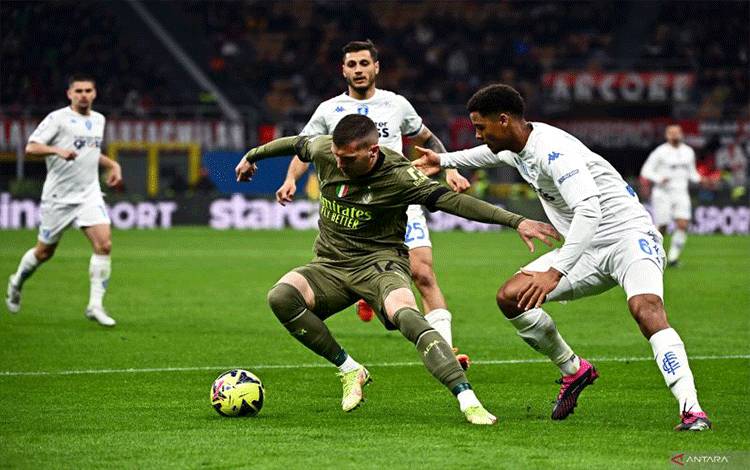 Penyerang AC Milan Ante Rebic (kiri) mencoba melewati hadangan bek Empoli Koni de Winter dalam pertandingan Liga Italia di San Siro Stadium pada 8 April 2023. ANTARA/AFP/GABRIEL BOUYS