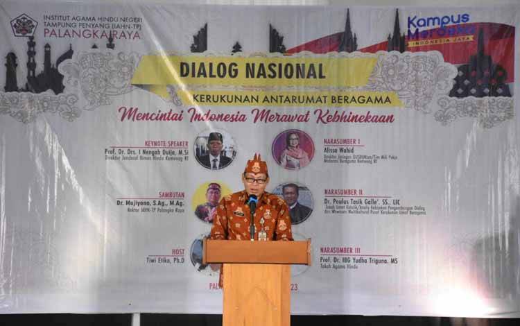 Staf Ahli Gubernur Bidang Ekonomi, Keuangan, dan Pembangunan Yuas Elko saat membacakan sambutan gubernur dalam pembukaan dialog nasional di Palangka Raya.