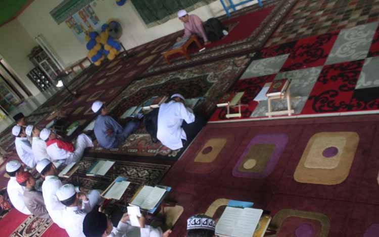 Ngabuburit Ala Masjid Nurul Islam, Belajar Kitab Kuning, Tahsin Hingga Tadarus Alquran