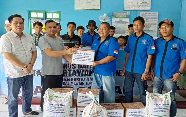Pengurus Daerah IWO Barito Timur didampingi Pembina IWO Ariantho S Muler saat menyerahkan bantuan di Panti Asuhan Rela Ampah, Sabtu, 8 April 2023. (FOTO: BOLE MALO)