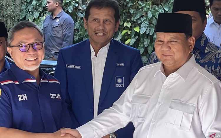 Ketua Umum Gerindra Prabowo Subianto (kanan) menyambut kedatangan Ketua Umum Partai Amanat Nasional (PAN) Zulkifli Hasan (kiri) di rumah Kertanegara, Jakarta Selatan, Sabtu (8/4/2023). ANTARA/Putu Indah Savitri