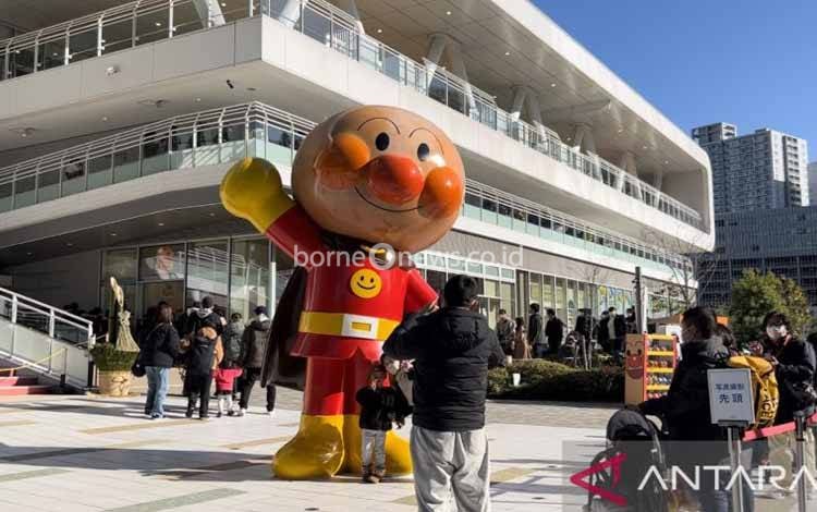 Arsip - Pengunjung antre untuk berfoto dengan patung anime superhero anak "Anpanman" di Museum Anak Anpanman, Yokohama. (ANTARA/ Juwita Trisna Rahayu)