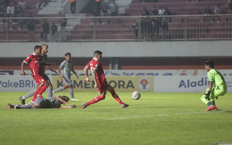 Drama 6 Gol Warnai Laga Persis Solo Kontra Persebaya Surabaya
