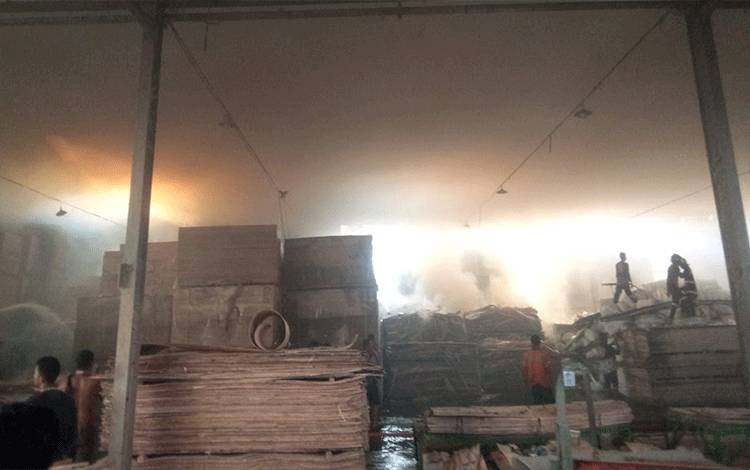 2 Karyawan Alami Luka Bakar saat Kebakaran Pabrik Plywood di Kapuas Timur Dirujuk ke RS di Banjarmasin