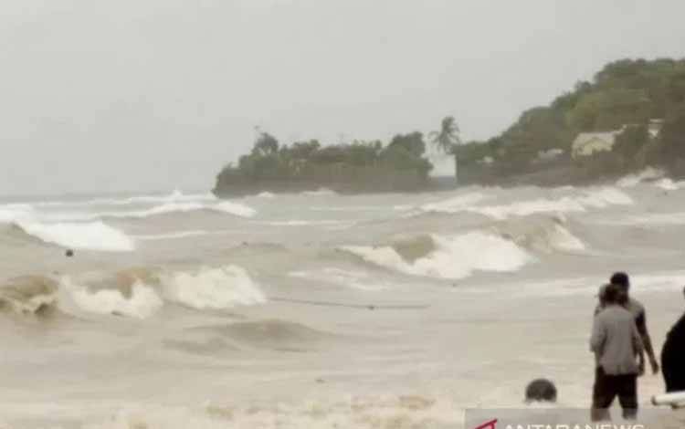 BMKG: Waspadai Gelombang Laut Tinggi di NTT Akibat Bibit Siklon 98S