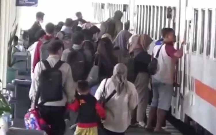 Penumpang Kereta Api Mulai Padati Stasiun Jombang Jatim