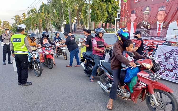 Komunitas CBR Barito Timur Berbagi Takjil ke Pengguna Jalan