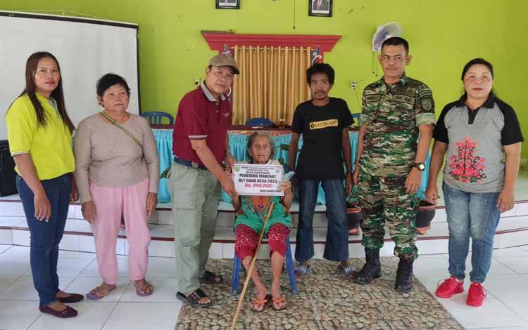 Pemdes Haringen Barito Timur Salurkan BLT-DD ke 20 Keluarga Penerima Manfaat