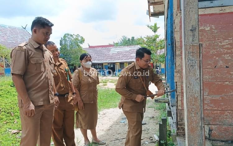 Disdikpora Gunung Mas Bongkar Bangunan Rusak di SMPN 1 Kurun