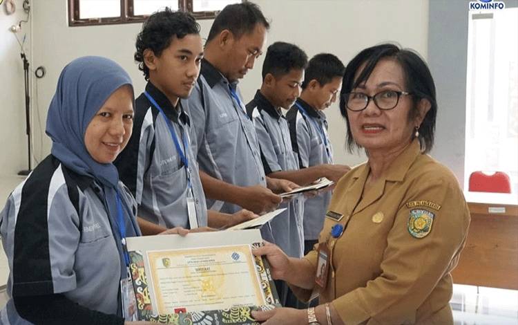 112 Peserta PBK Palangka Raya Lulus dan Terima Sertifikat Kompetensi
