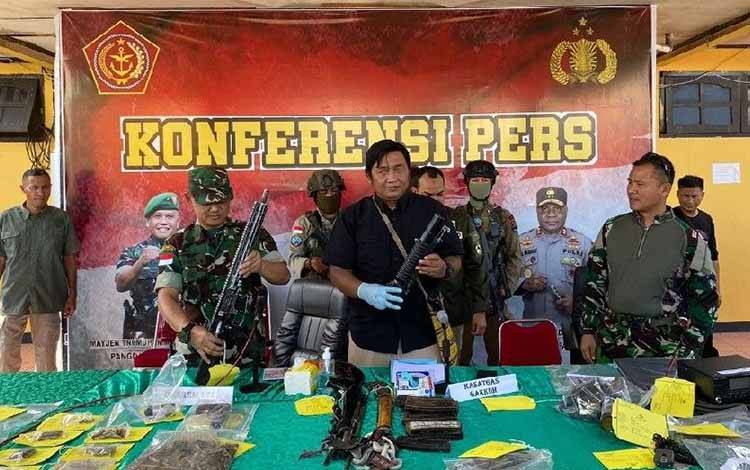 TNI dan Polri Amankan Senjata Api dari Markas KKB di Kenyam