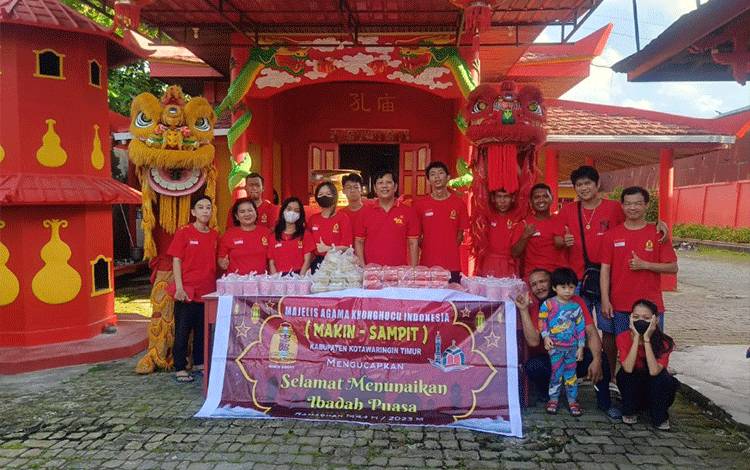 Umat Konghucu Klenteng Harmoni Kehidupan di Sampit Berbagi Takjil sebagai Wujud Toleransi