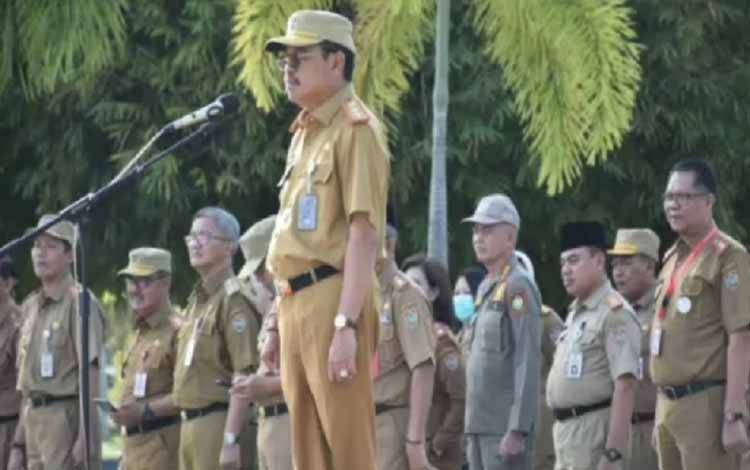 Sekda Kalteng, Nuryakin saat memimpin apel di halaman Kantor Gubernur Kalteng. (FOTO: IST)