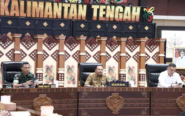 Sekda Kalteng, Nuryakin saat menghadiri Rapat Koordinasi Pengendalian Inflasi bersama Mendagri Tito Karnavian secara virtual. (FOTO: IST)