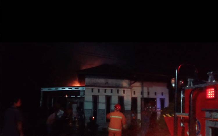 Petugas pemadam kebakaran memadamkan api di lokasi kebakaran di Jalan Kapten Mulyono, Gang Rukun Makmur Sampit, Selasa, 11 April 2022. (FOTO: IST)