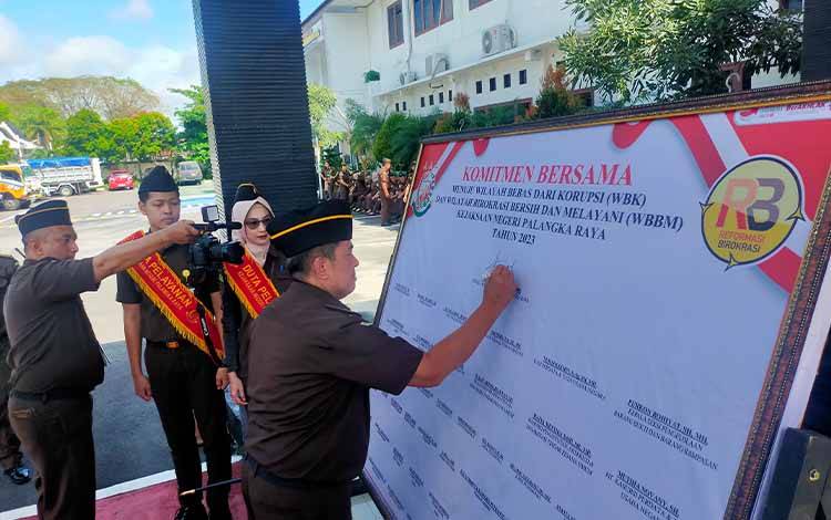 Kejari Kota Palangka Raya Komitmen Menuju WBK dan WBBM