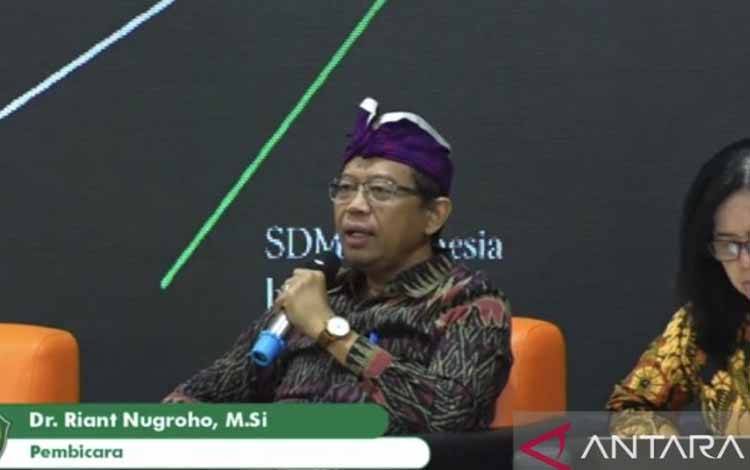 Tangkapan layar - Pakar kebijakan publik yang juga Dosen Universitas Jenderal Achmad Yani (Unjani), Riant Nugroho, dalam Dialog Terbuka "Inovasi Kebijakan dalam Menghadapi Tantangan Pengawasan Obat dan Makanan" yang diselenggarakan Fakultas Farmasi Unjani, diikuti dalam jaringan di Jakarta, Selasa (11/4/2023) (ANTARA/Andi Firdaus).