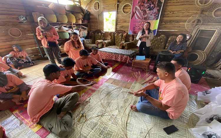 Mak Ganjar Kalteng Dorong Kemajuan UMKM Olahan Rotan di Kapuas
