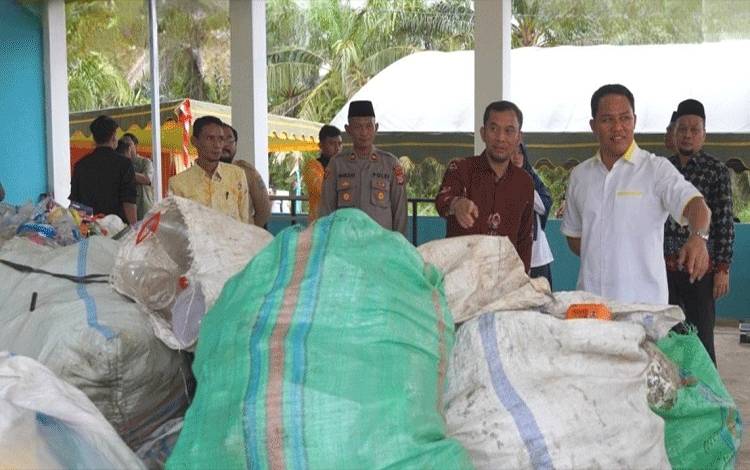 Bupati Lamandau Resmikan TPS3R Cemara 1000