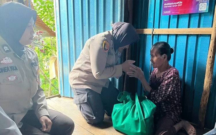 Tim Sambang Polwan Polres Kapuas Beri Sembako Kepada Warga Kurang Mampu