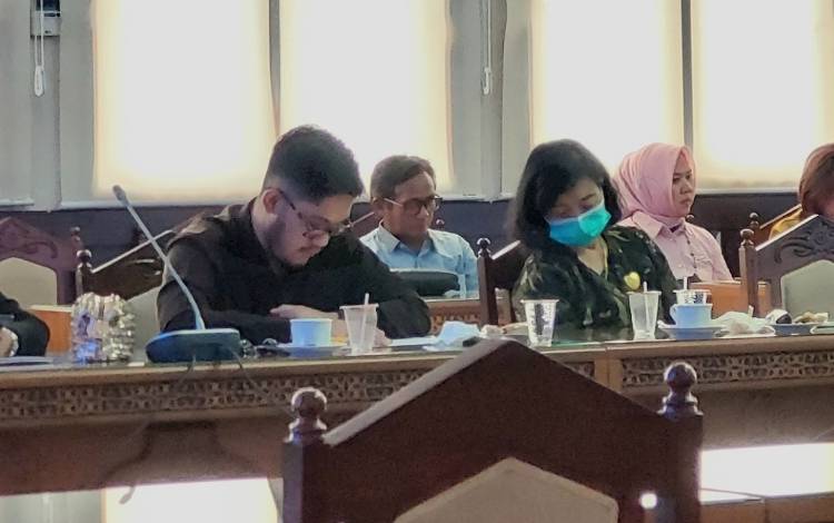 Anggota DPRD Kalteng, Yulilis (kanan) saat mengikuti rapat dengan mitra kerja dewan Kalteng. (FOTO: DONNY D)