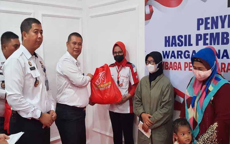 Hasil Pembinaan Kemandirian, Lapas Kelas II B Pangkalan Bun Serahkan Premi Kepada Keluarga WBP