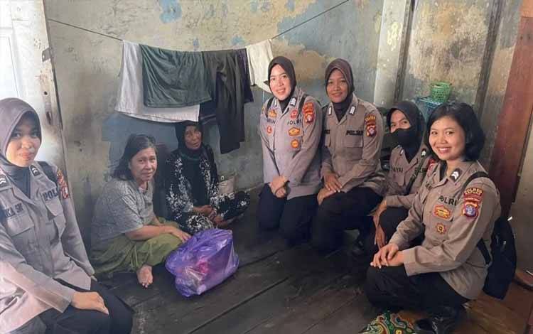 Tim Polwan Polres Kapuas Sambangi Warga yang Sedang Sakit