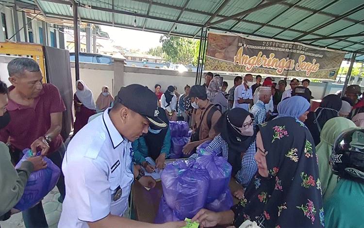 Warga Kecamatan Selat Ini Merasa Terbantu Dengan Adanya Pasar Murah Ramadan