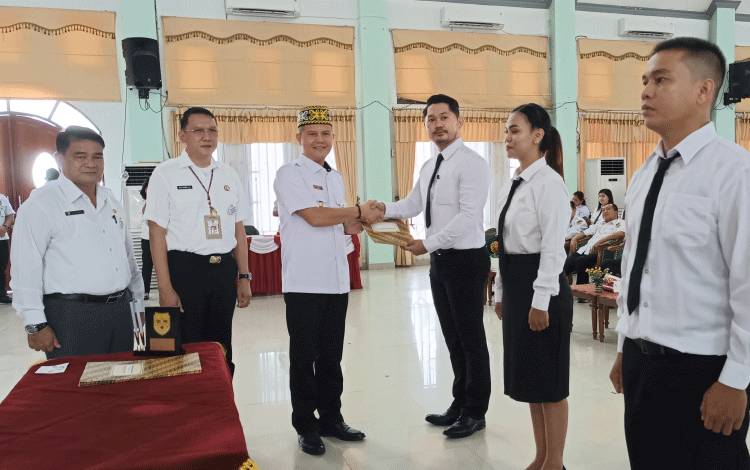 Bupati Gunung Mas Serahkan Petikan SK PPPK Tenaga Kesehatan